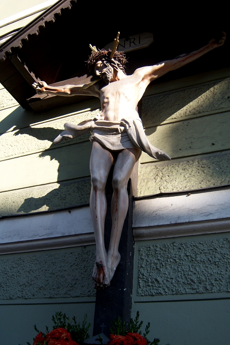 100_1678 small INNSBRUCK CHRIST.jpg - 254665 Bytes